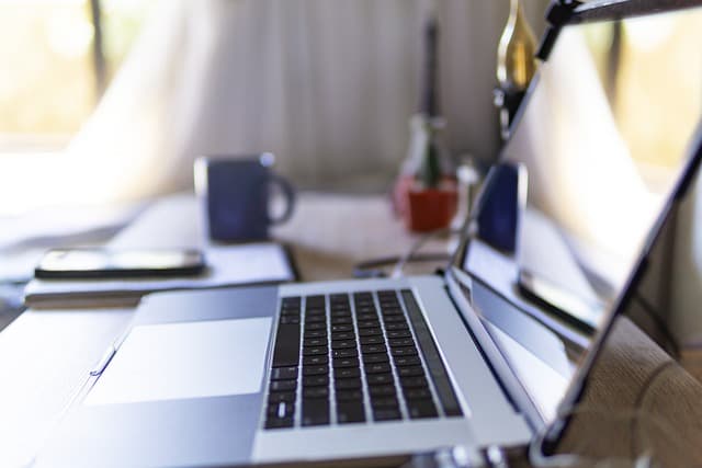 What to Choose for a Personal Brand: Carrd or Linktree?